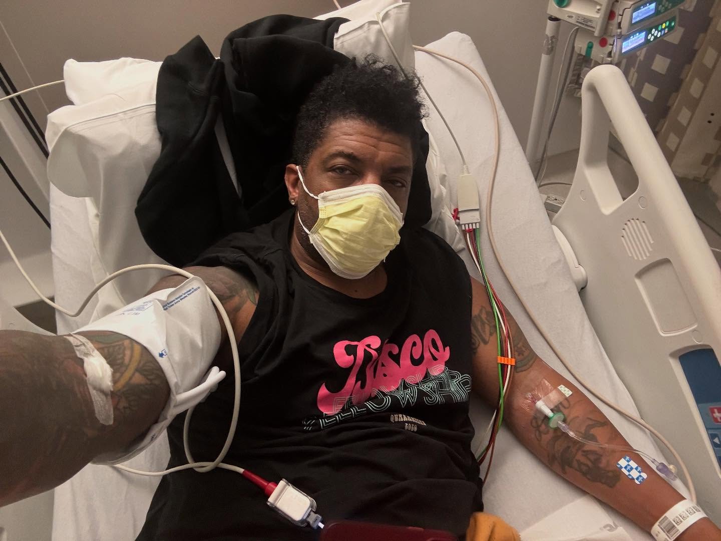 Deon Cole in the hospital.