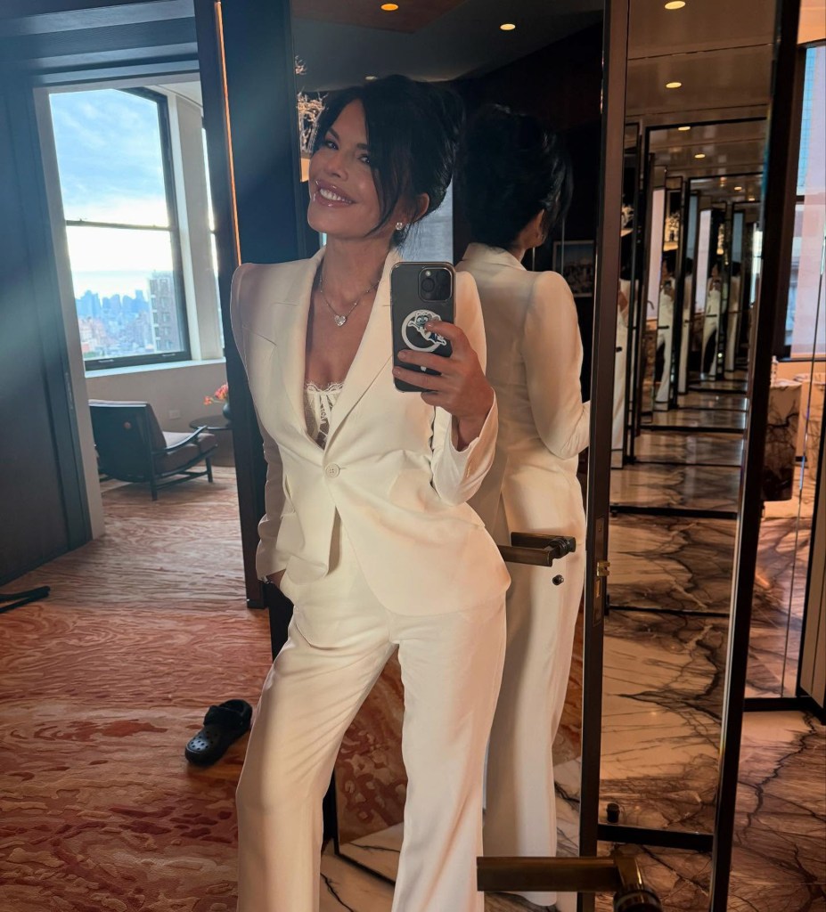 Lauren Sanchez poses in a mirror selfie.