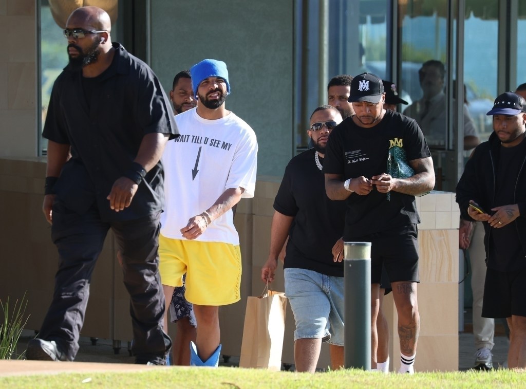 Drake was spotted leaving Gibney Restaurant in Cottesloe, Perth, Western Australia.