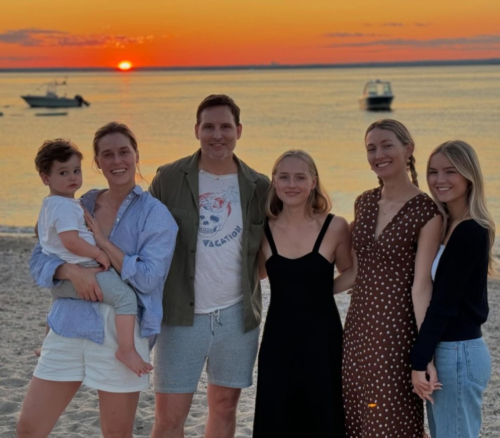 Peter Facinelli with his fiancée Lily Anne Harrison and his three daughters and son.